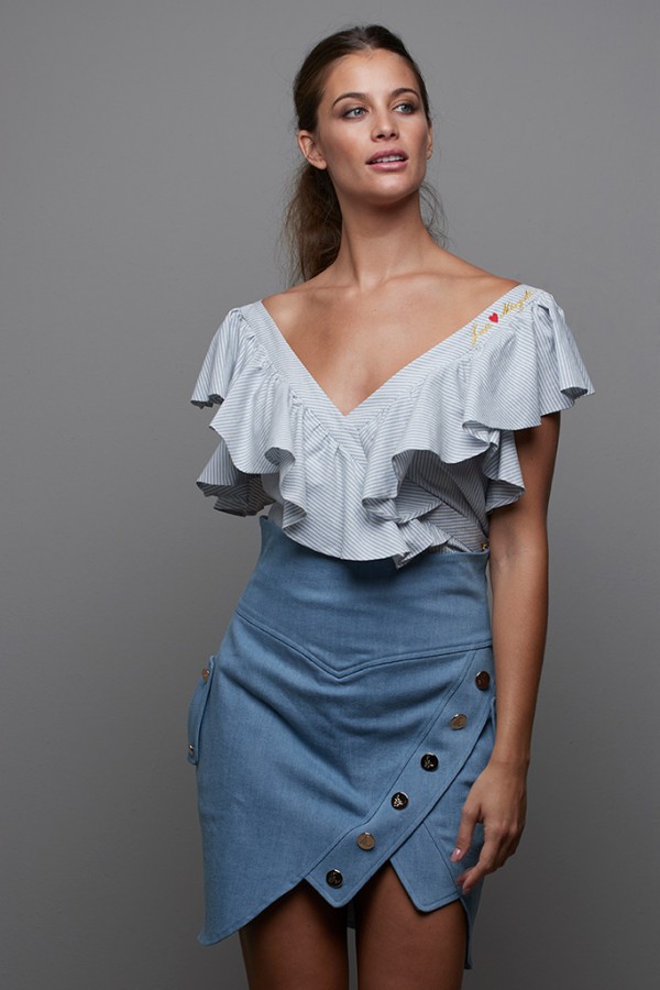 BLUSA ESCOTE VOLANTE...
