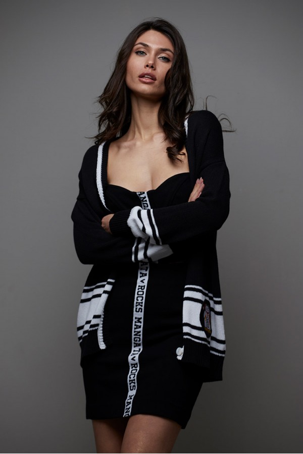 CHAQUETA LARGA PUNTO NEGRO...