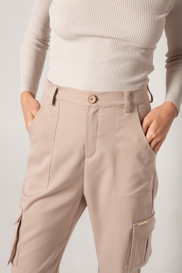 Pantalón Cargo en Sastrería con Pliegues y Bolsillos Laterales Beige